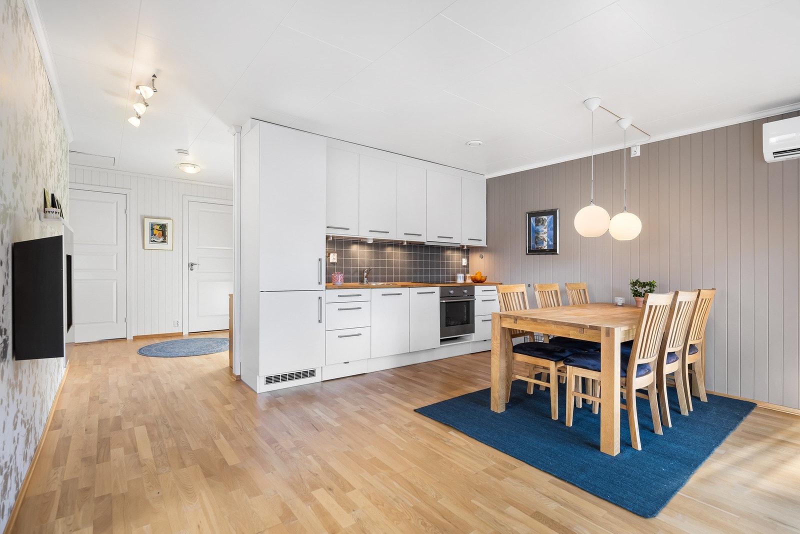 Kjøkkenet fra HTH har en tidløs innredning med slette fronter og heltre benkeplate. Galleribilde