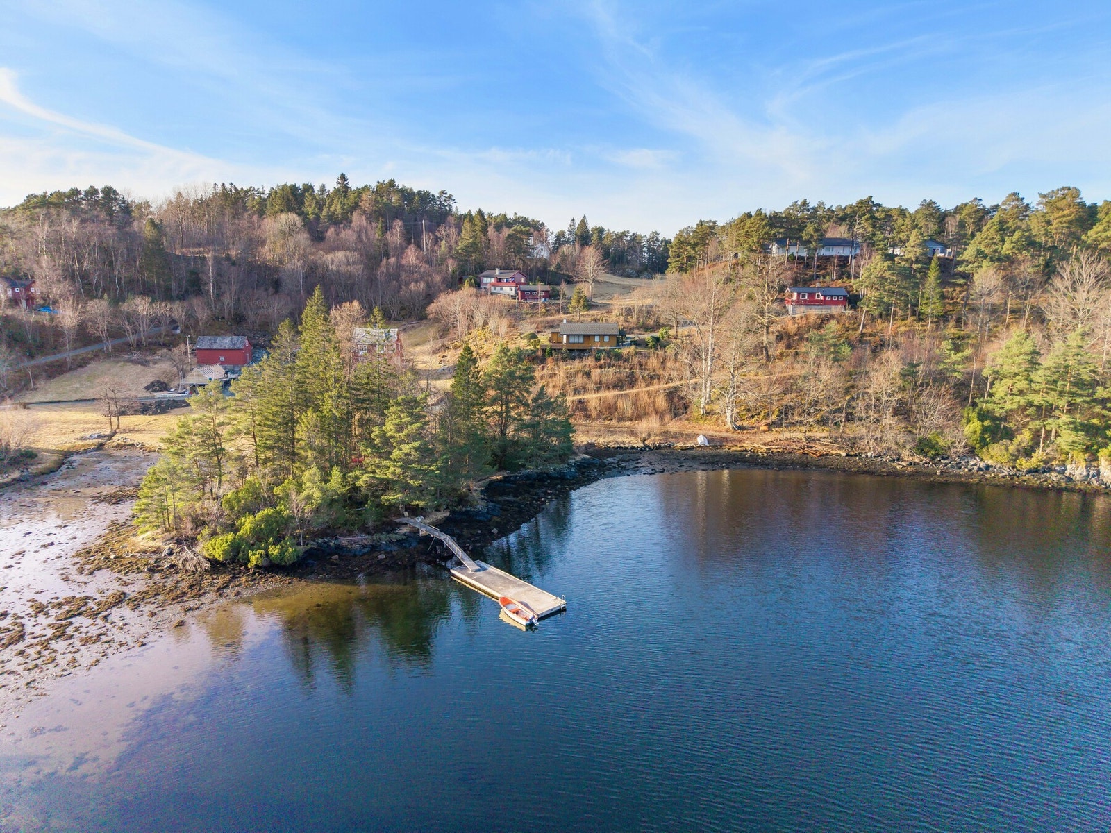 Båtplass til liten båt ved felles brygge, 5 min gange fra boligen. Galleribilde
