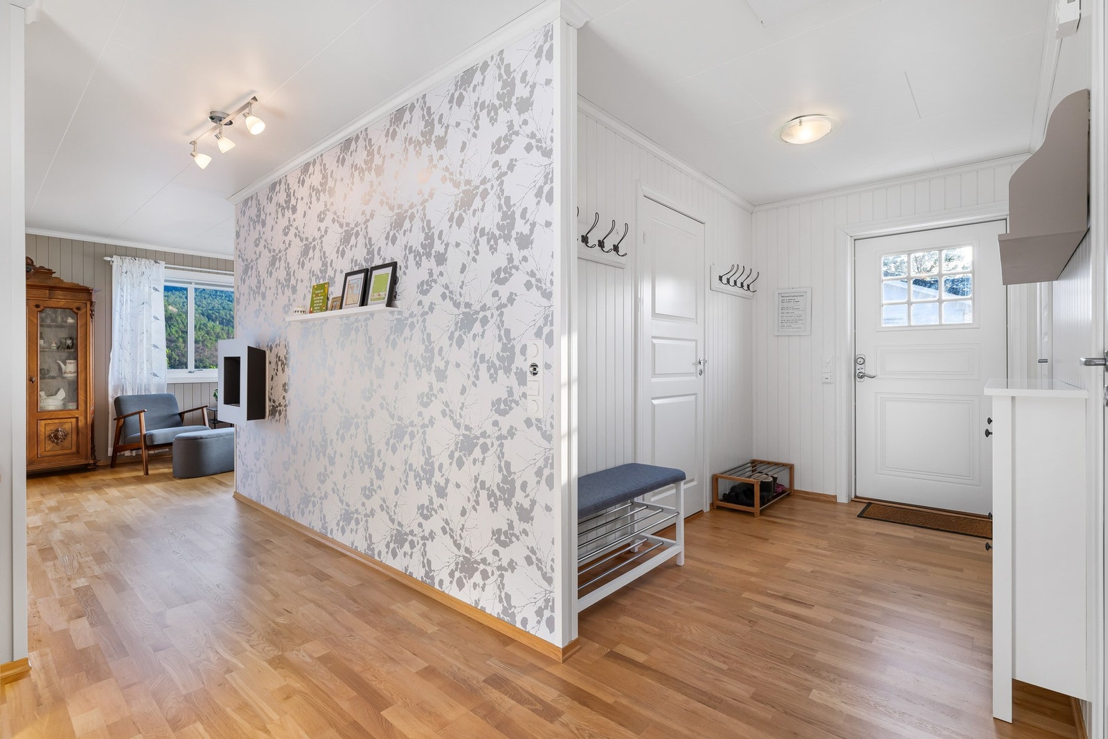 Innbydende entré på 11,5 m², med god plass til å henge fra seg ytterklær. Galleribilde