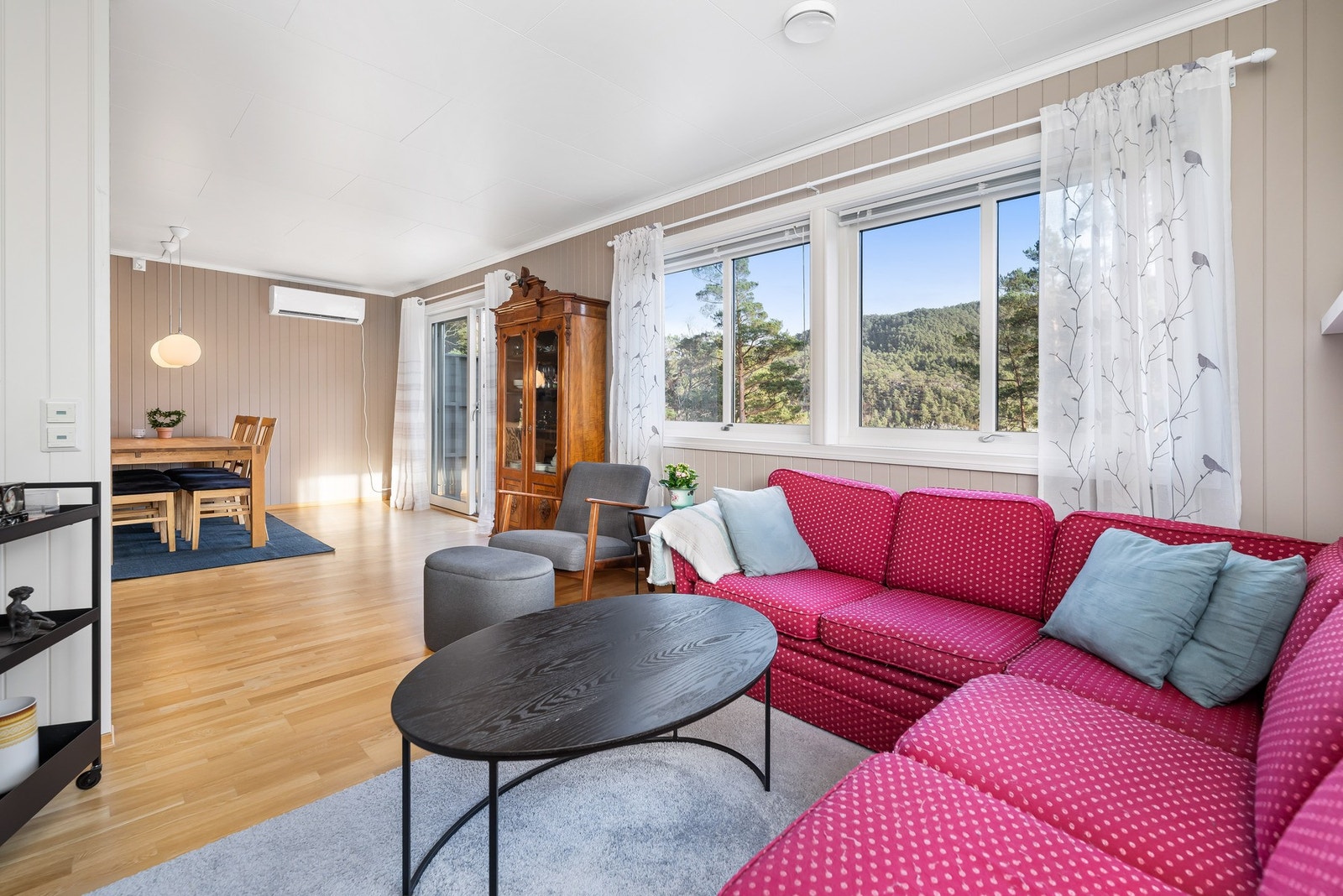 Stue og kjøkken ligger i en halvåpen løsning som gir en luftig og sosial romfølelse. Galleribilde