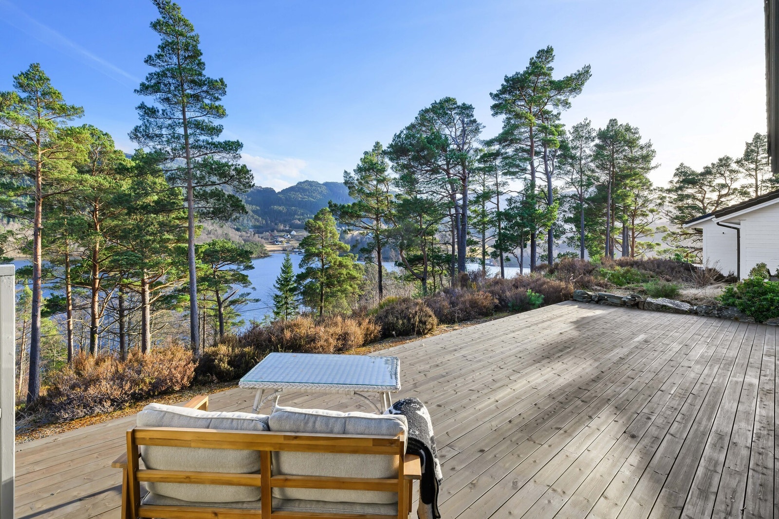 Her kan en også nyte den nydelige utsikten over Gripnesvågen og omkringliggende natur. Galleribilde