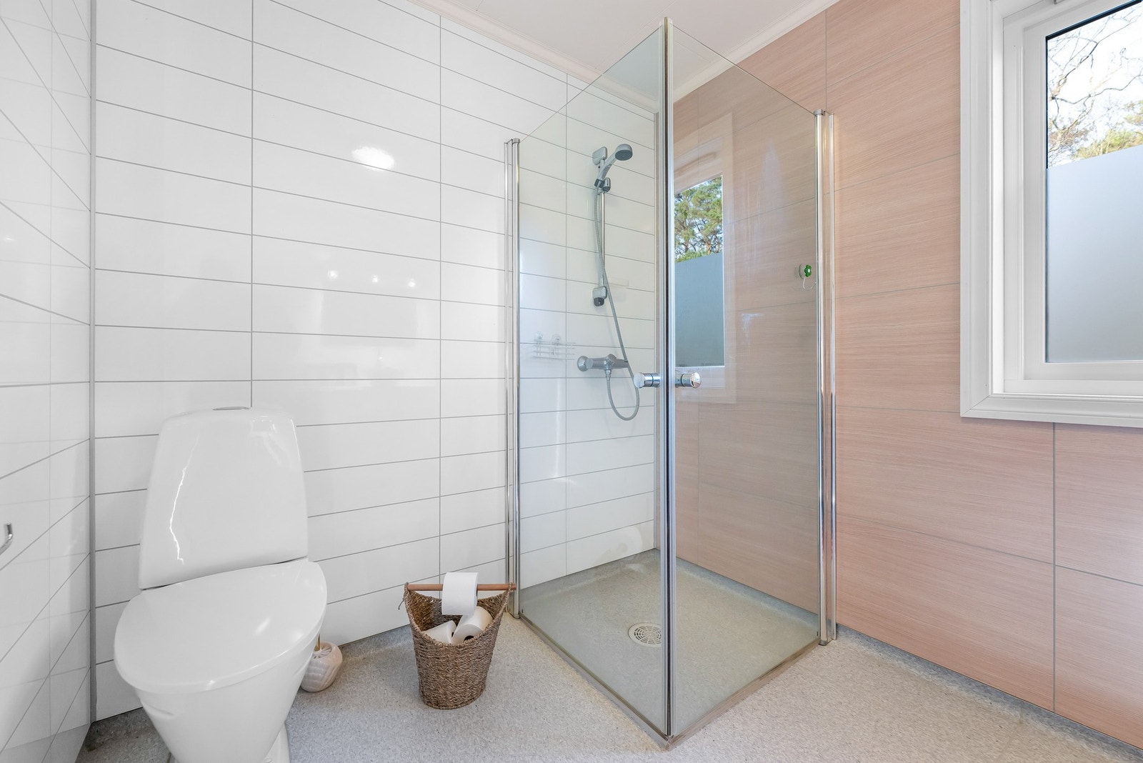 Badet har baderomsplater på veggene, gulvbelegg på gulvet og er oppvarmet med varmekabler. Galleribilde