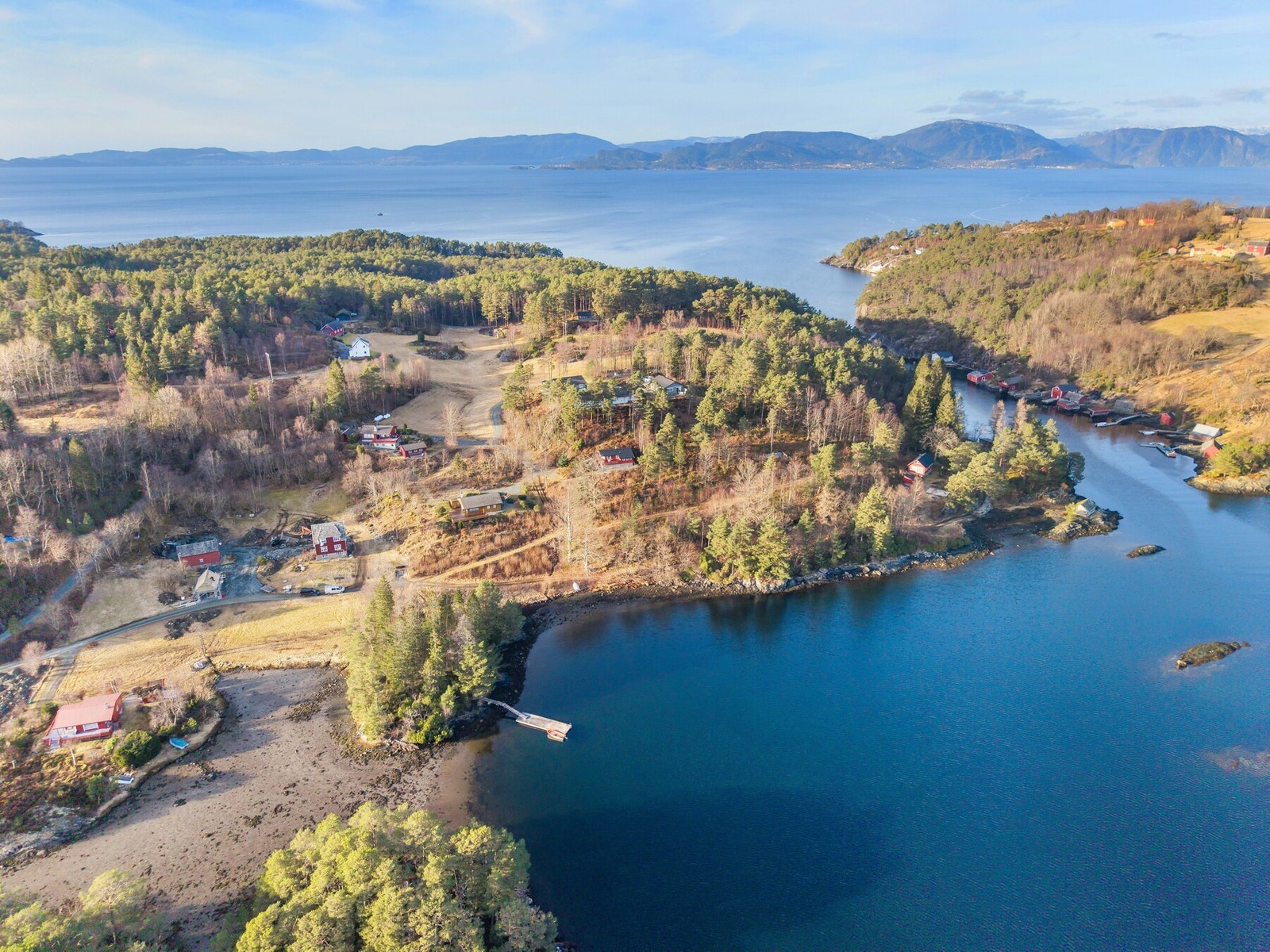 Her får du en sjelden kombinasjon av fredelige omgivelser, utmerkede solforhold og en nydelig utsikt mot sjøen. Galleribilde