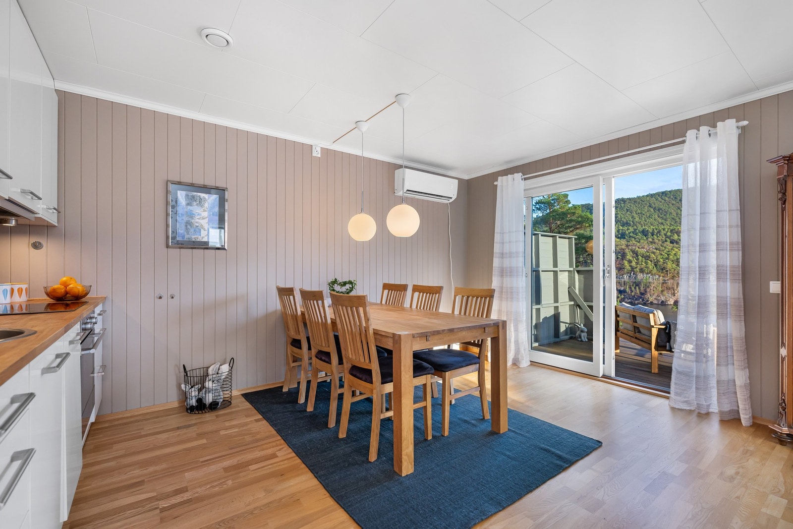 Spisegruppen har sin naturlige plassering like ved kjøkkenet. Galleribilde