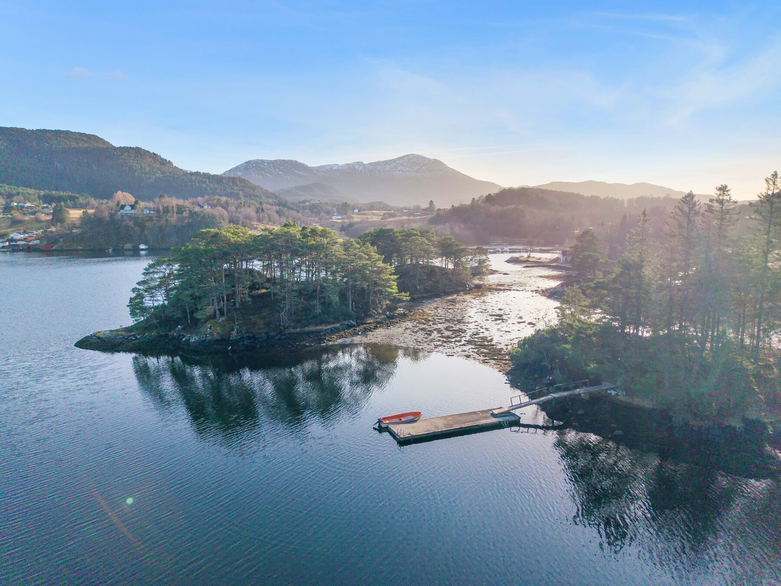 Bryggen deles mellom fem familier og gir enkel tilgang til sjøen. Galleribilde