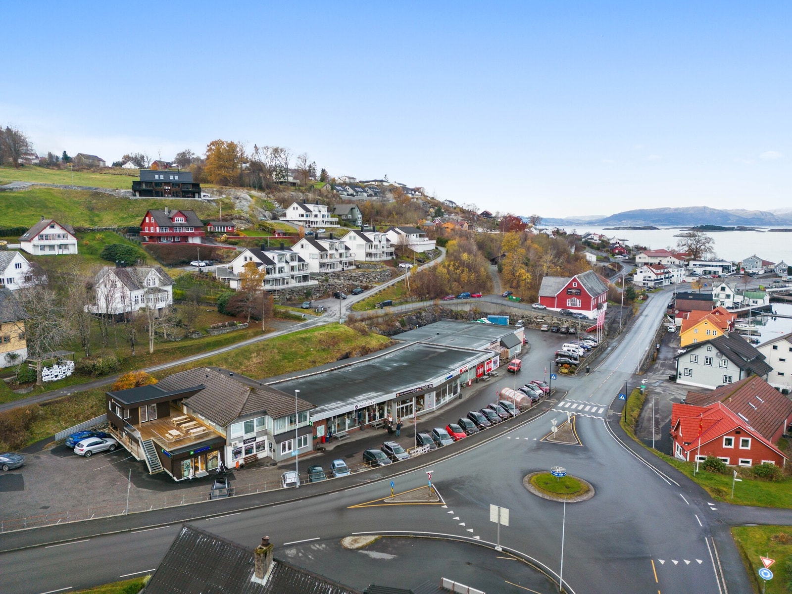 Her ligger Våge senter, og en kan ta fergen over til Osøyro. Galleribilde