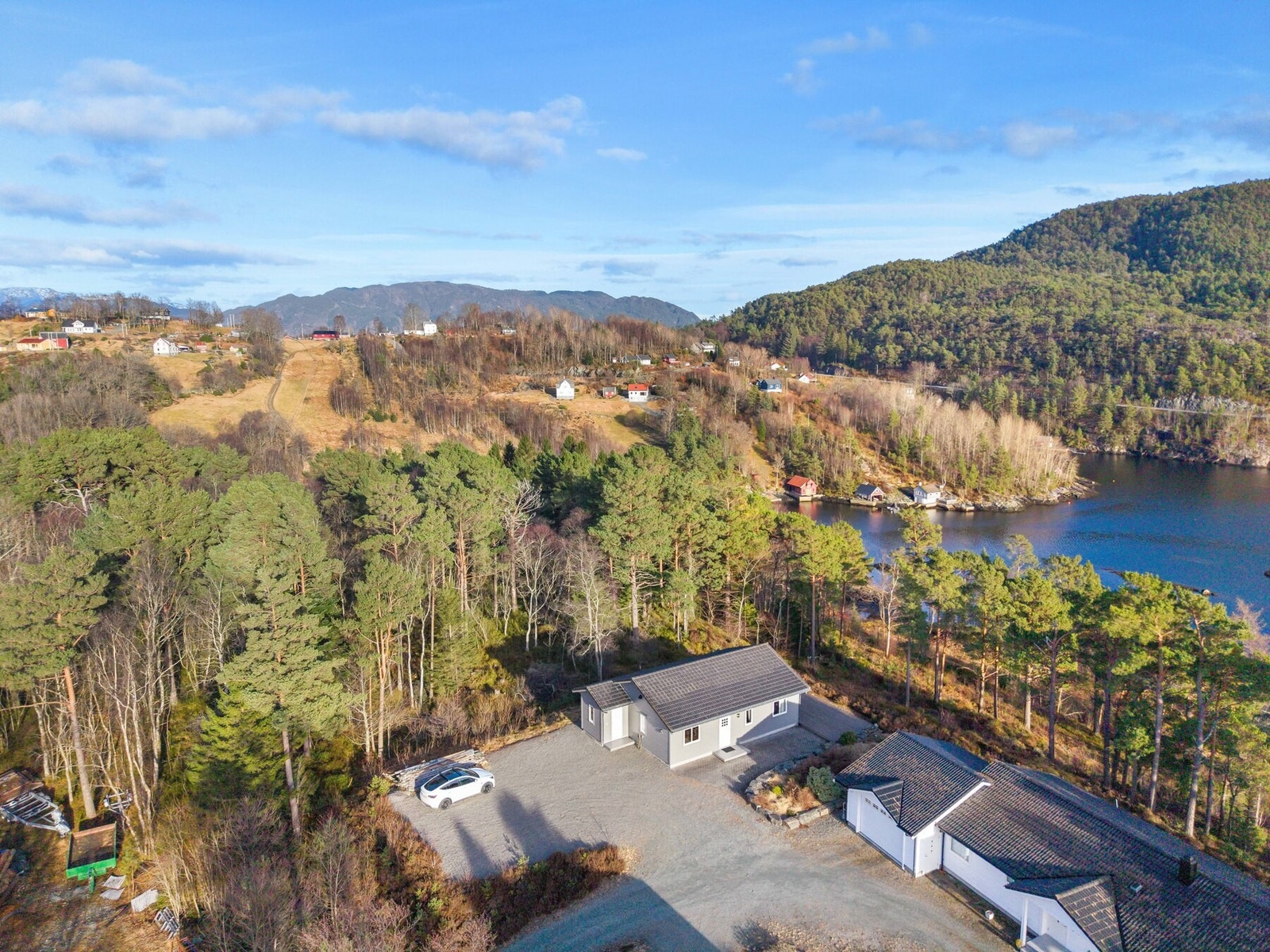 Dagligvarehandelen gjøres enkelt på Bunnpris Lundegrend, kun et par minutters kjøretur fra boligen. Galleribilde