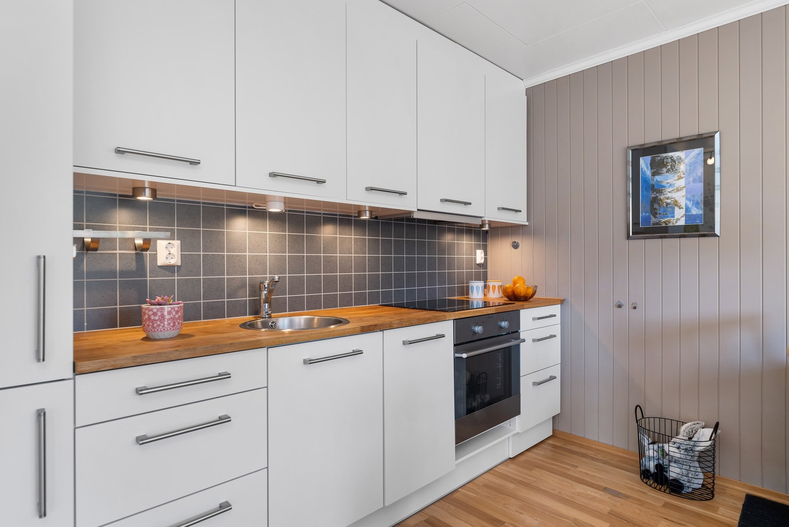 Kjøkkenet er utstyrt med stål oppvaskkum og ventilator, samt integrerte hvitevarer. Galleribilde