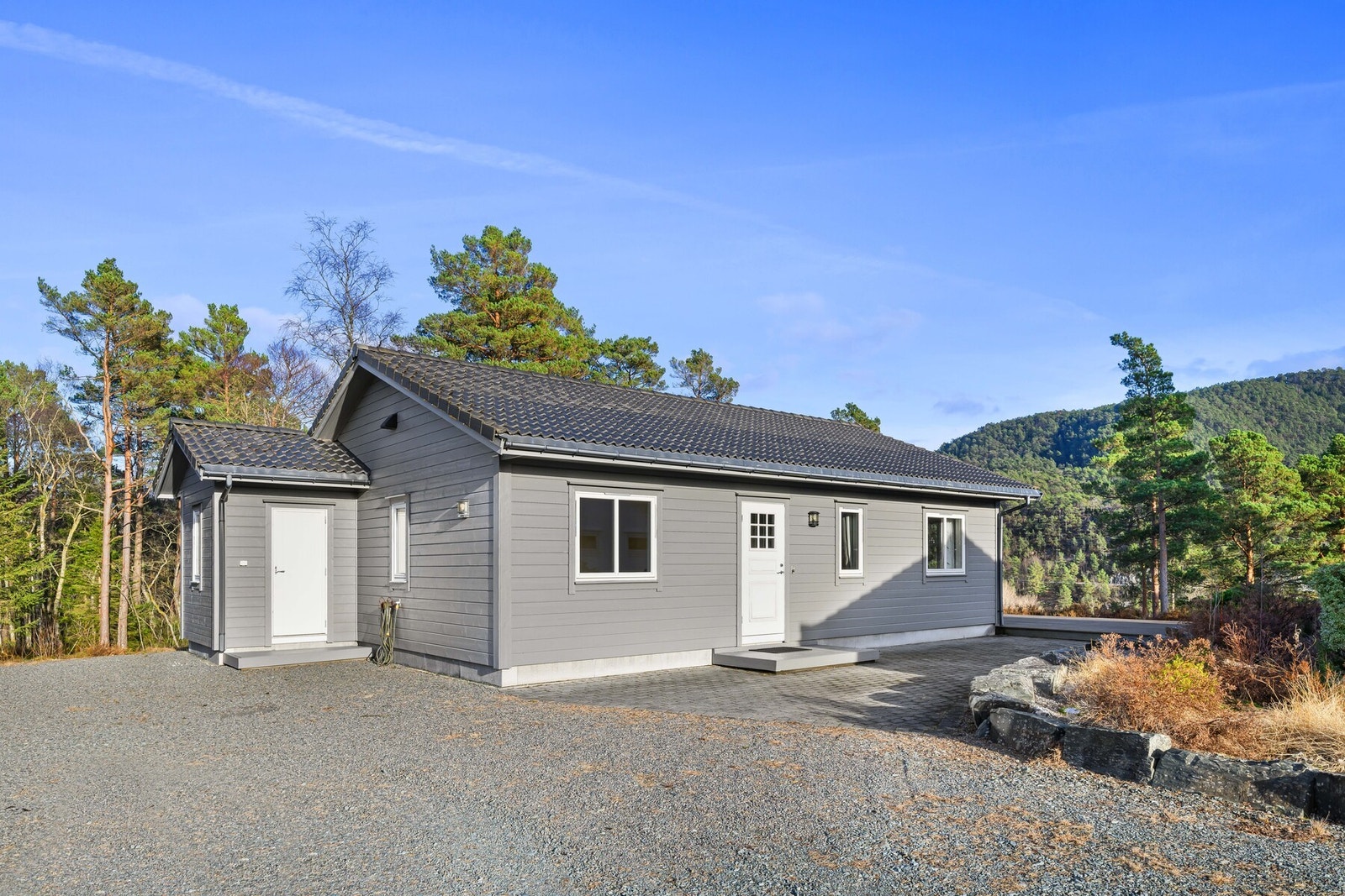 På eiendommen er det svært god parkeringsplass til flere biler. Galleribilde