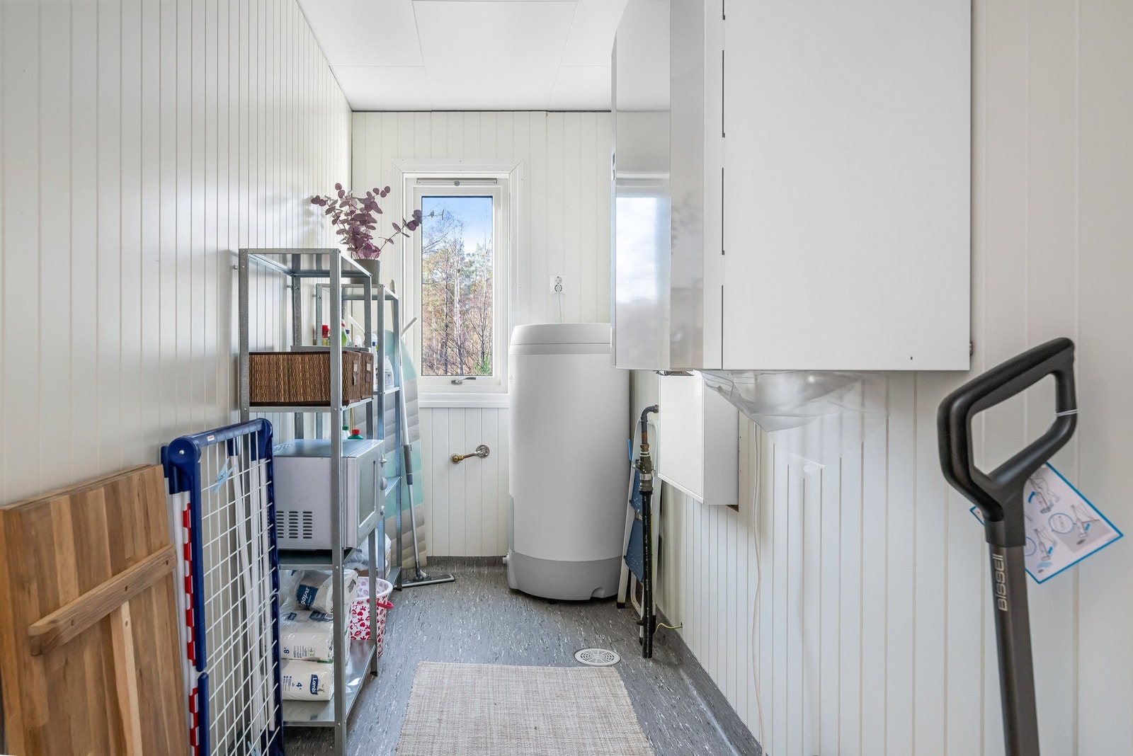 Teknisk rom/ bod på 5 m². Det er også utvendig sportsbod på 5 m². Galleribilde