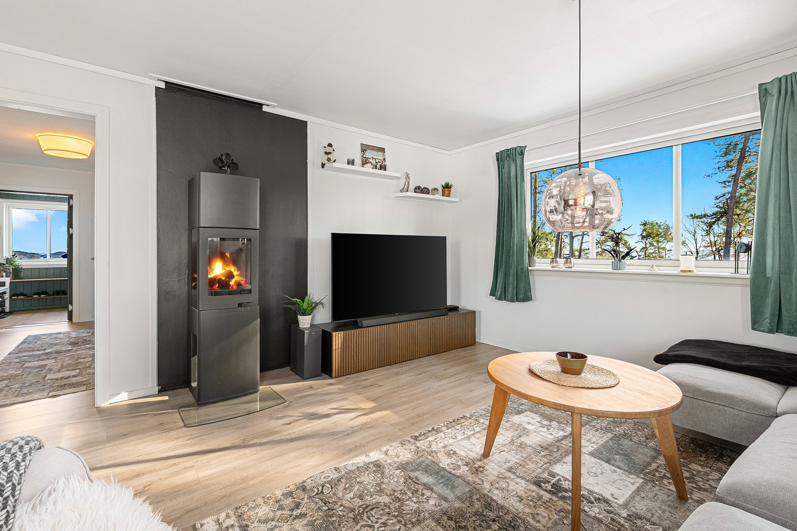 Det er satt inn en flott vedovn fra Nordpeis i 2019, og ny varmepumpe i stuen i 2021/2022. Galleribilde