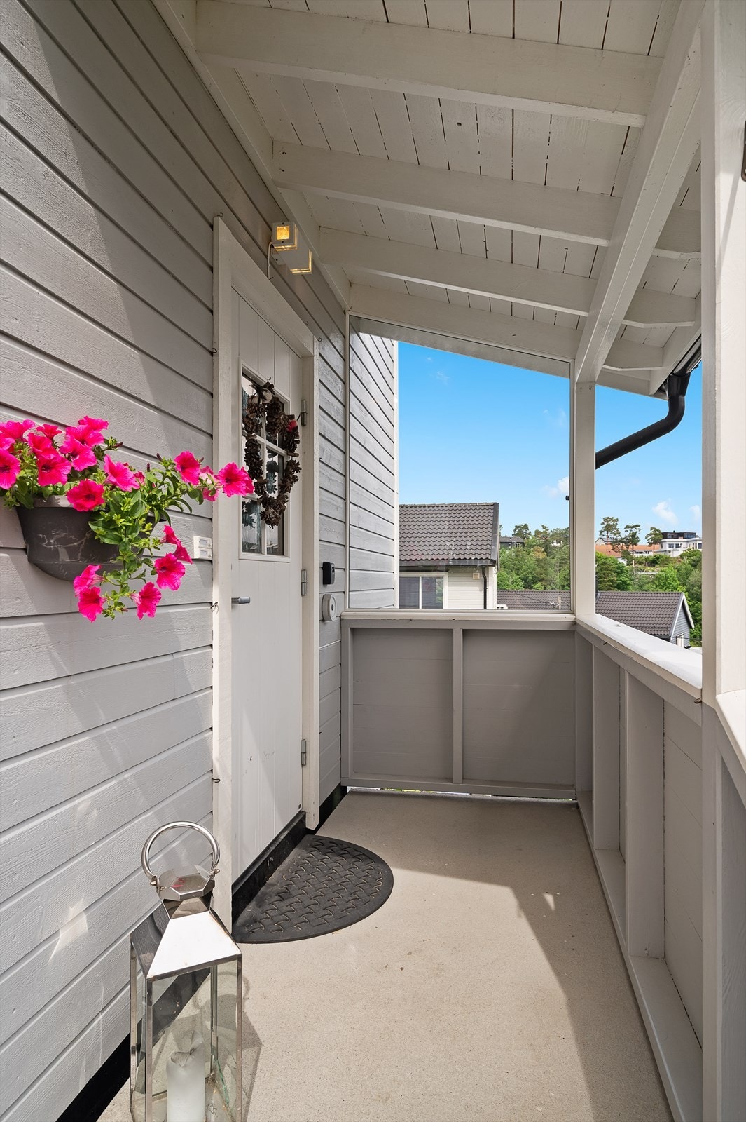 Felles inngangsparti med nedgang til kjeller og inngang til leilighetene. Galleribilde