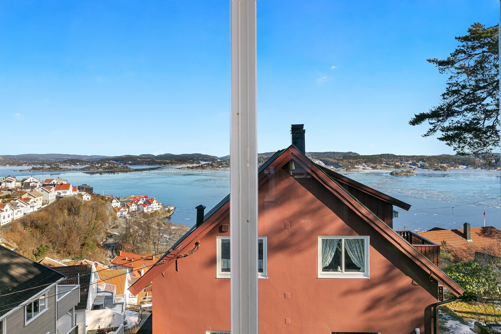 Sjøutsikt fra gangen. Galleribilde