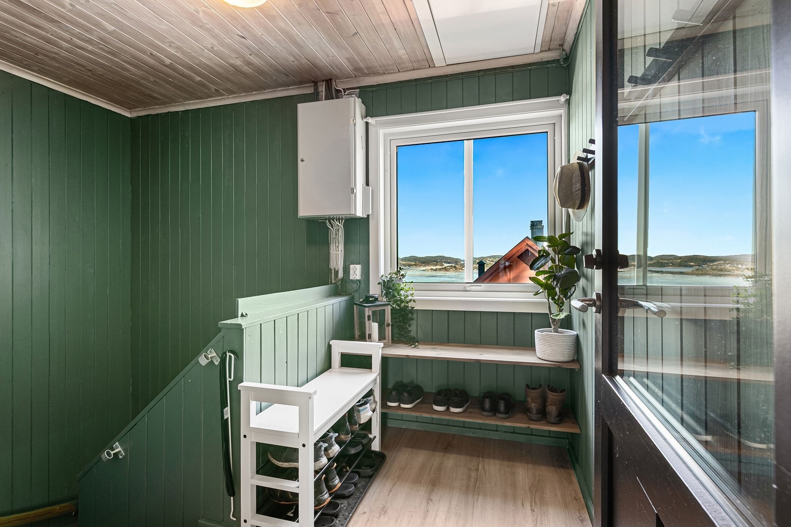 Denne leiligheten disponerer gangen i 2. etasje, hvor du har plass til yttertøy, sko o.l. Galleribilde