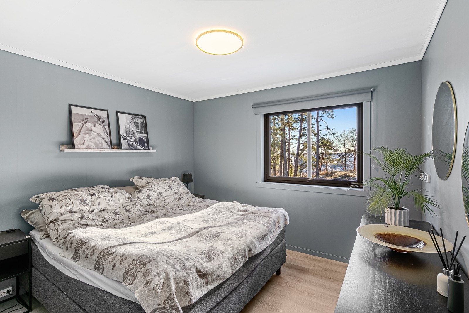 Leiligheten inneholder 2 soverom, hvorav det ene rommet har plassbygde skap. Det er nettopp lagt nytt gulv på det ene soverommet. Galleribilde