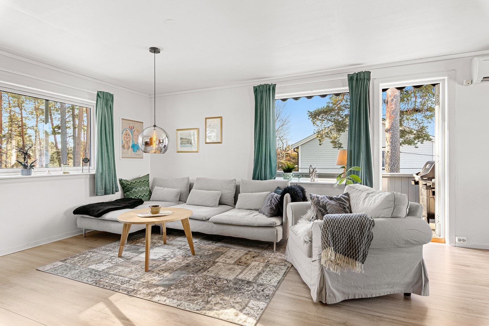 Stuen er romslig og har utgang til vestvendt veranda med gode solforhold. Galleribilde