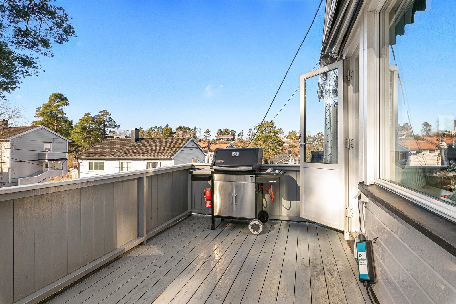 Vestvendt veranda med ettermiddags- og kveldssol. Galleribilde