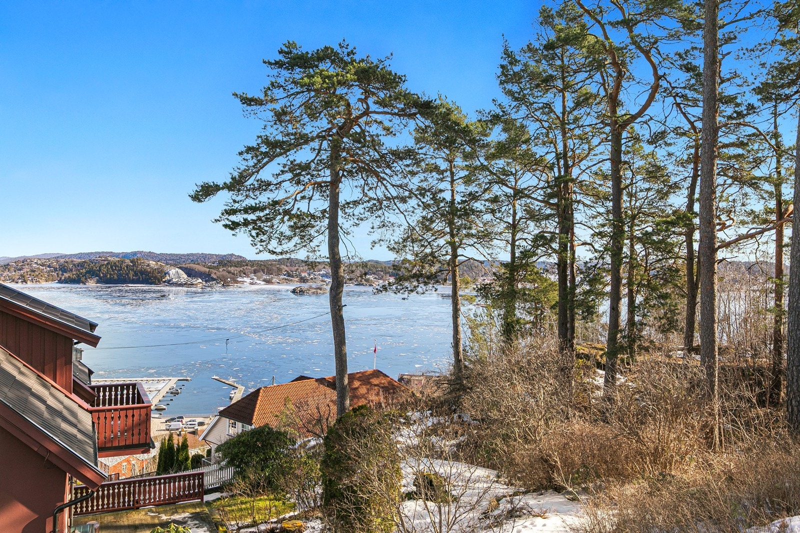 Sjøutsikt, bildet er tatt ut fra stuevindu Galleribilde
