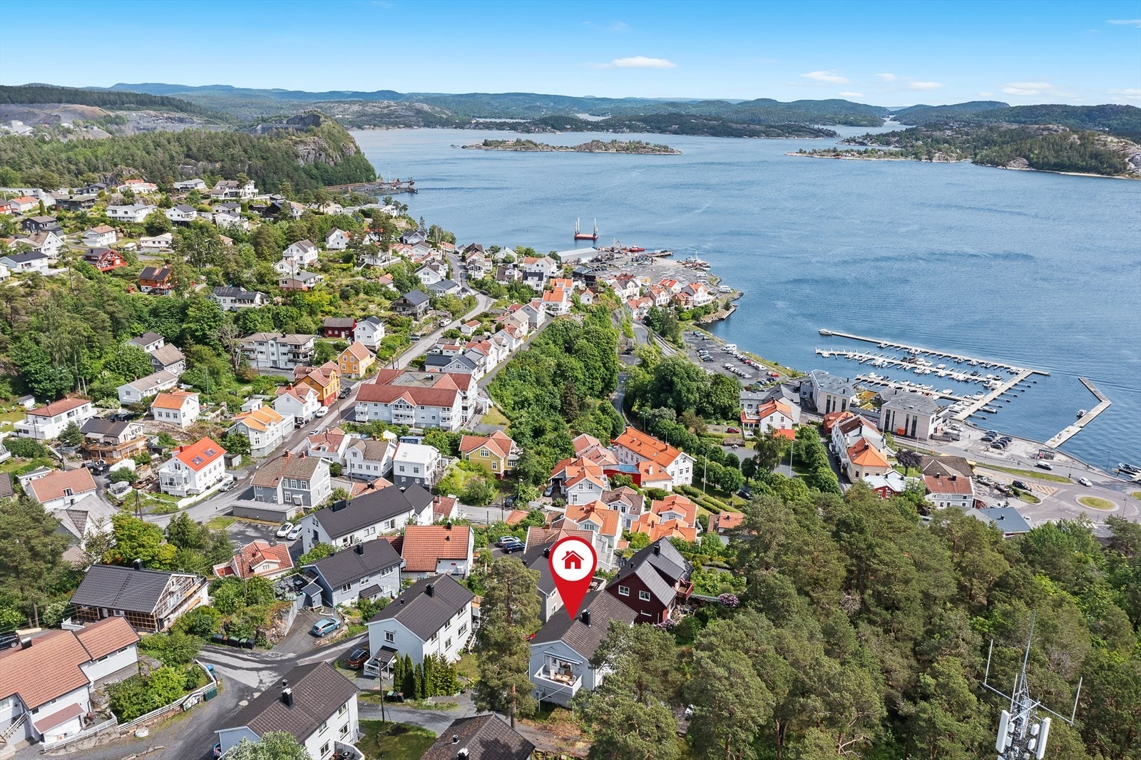 Området rundt leiligheten beskrives av selger som rolig og barnevennlig. Galleribilde