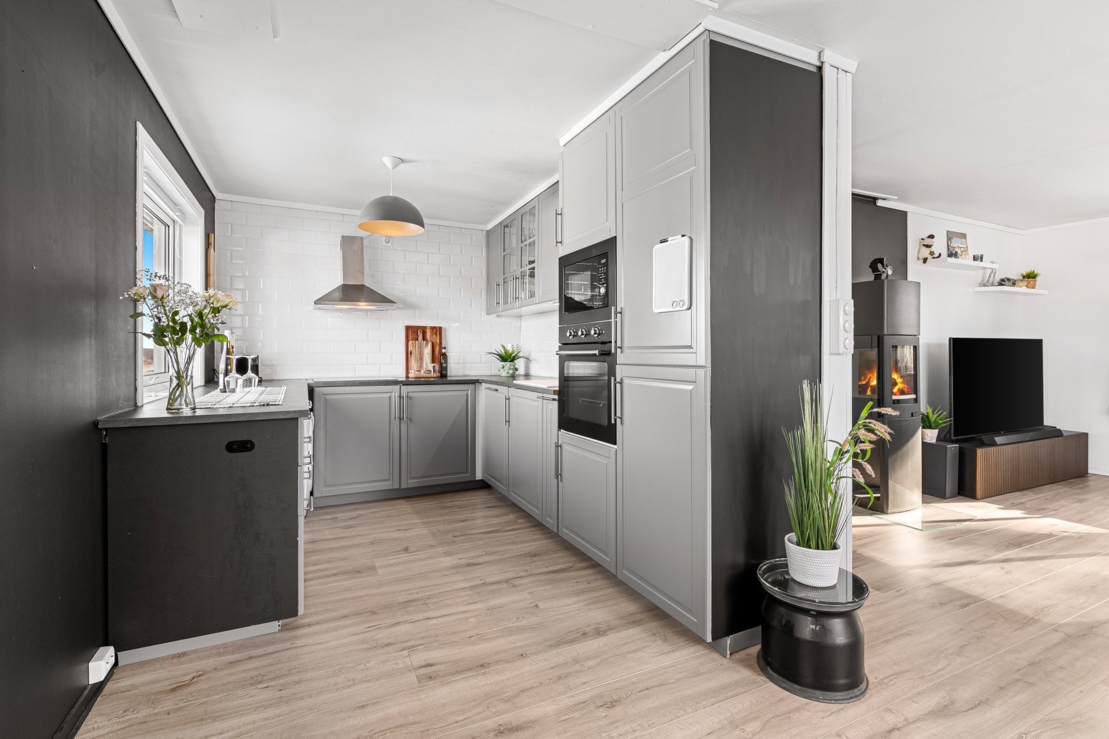 Kjøkkenet har en nyere, lekker innredning fra IKEA med slette fronter, laminert benkeplate og integrert oppvaskmaskin, komfyr, platetopp og micro. Galleribilde