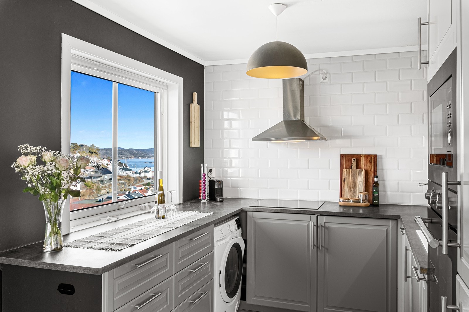 Utsikt til sjøen og Bekkedalen. Galleribilde