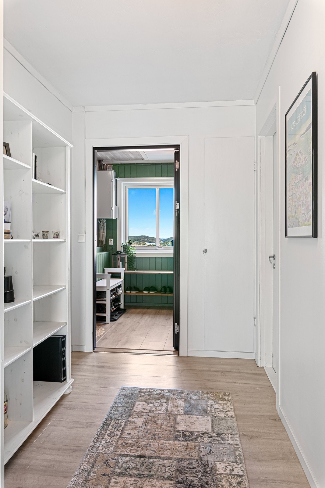 Selve leiligheten inneholder gang, stue, kjøkken, bad og to soverom. Galleribilde