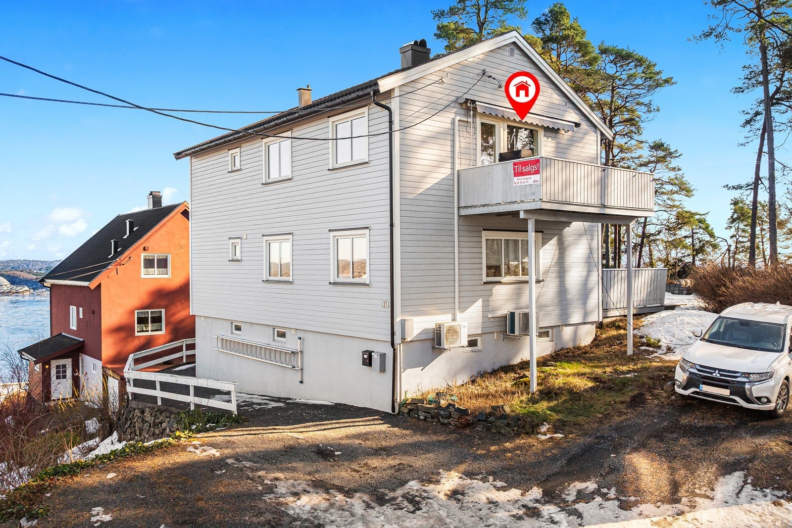 Det er parkering på kortsiden av bygget. Galleribilde