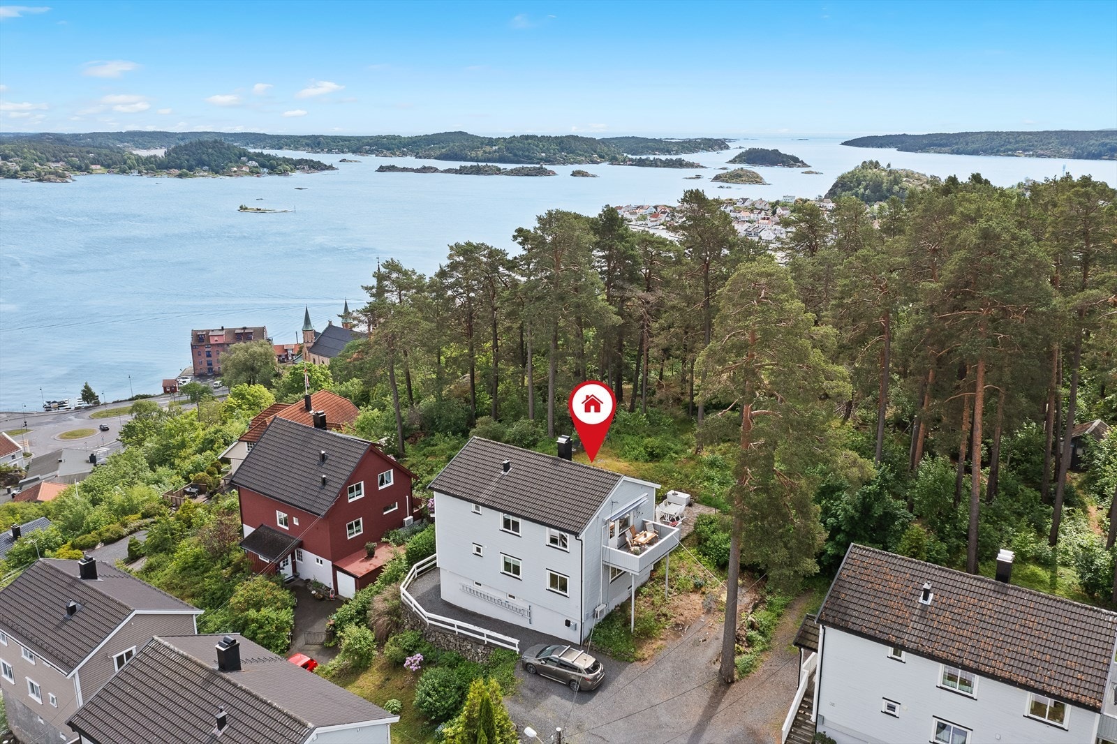 Med nærhet til Kragerø sentrum, men allikevel tilbaketrukket i et rolig og barnevennlig område, ligger Skriverheia 21. Galleribilde