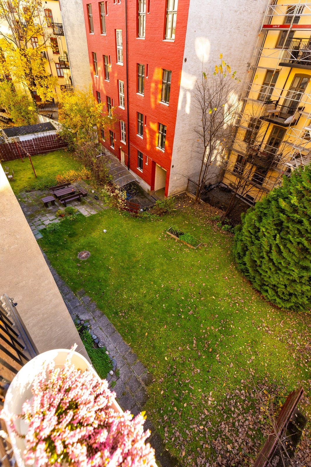 Balkongen vender mot hyggelig bakgård. Galleribilde