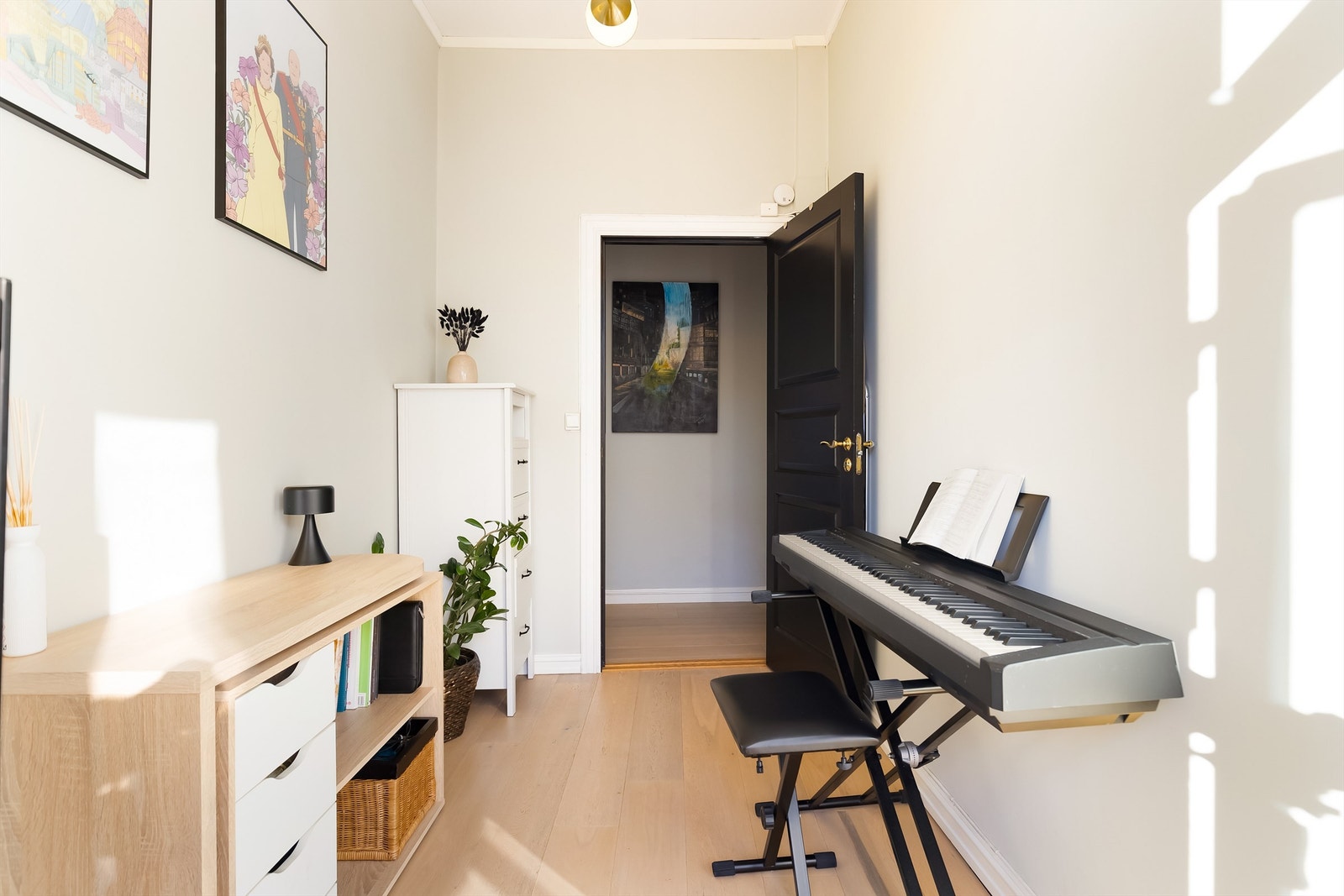 Rommene oppleves møbleringsvennlig og har plass til seng, nattbord og garderobeskap. Galleribilde