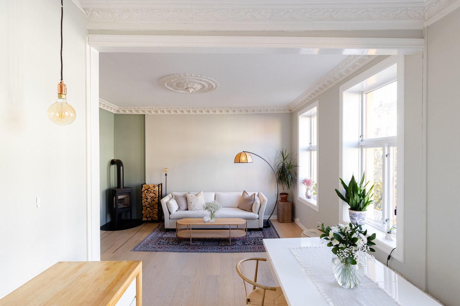 Stuen og kjøkkenet ligger i en sosial åpen løsning, som gjør at man får ett stort oppholdsrom. Galleribilde