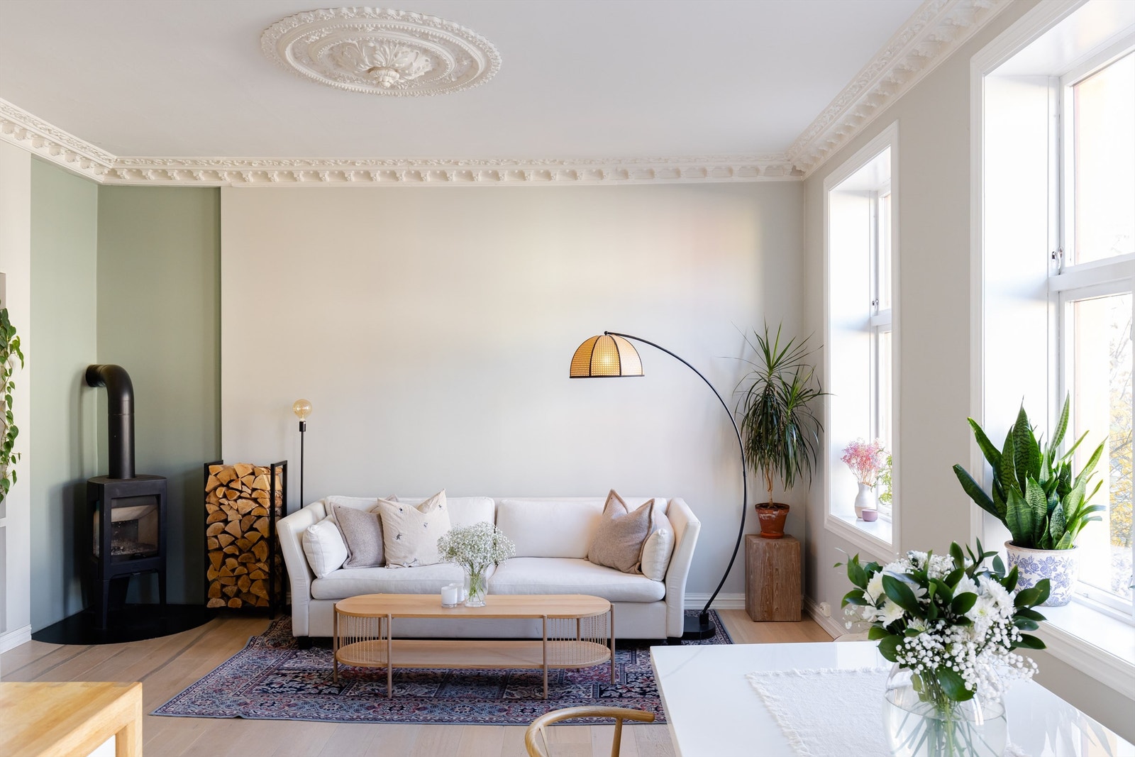 Du vil garantert sette pris på peisen, som varmer godt i kaldere årstider i tillegg til å gi leiligheten en lun atmosfære. Galleribilde