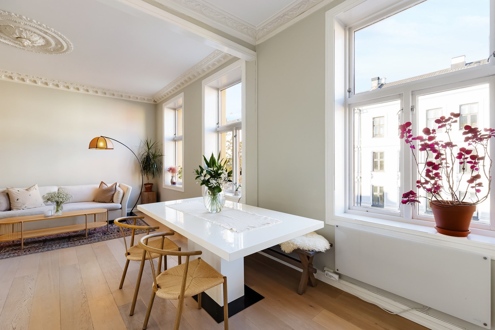 Dette er en meget lys og sjarmfull 4-roms med nydelige, klassiske detaljer som ligger sentralt til på St.hanshaugen. Foto: Chris Borowiak. Galleribilde