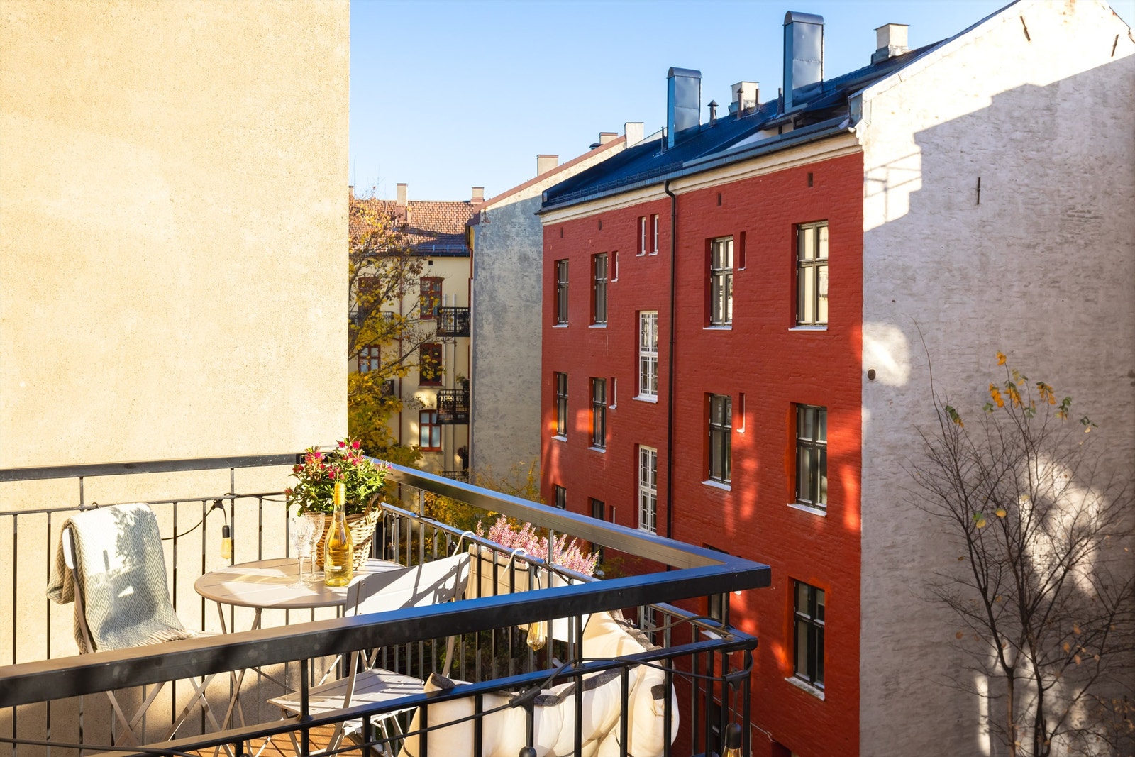 Hyggelig balkong på 3 kvm med plass til sittegruppe og bord. Galleribilde