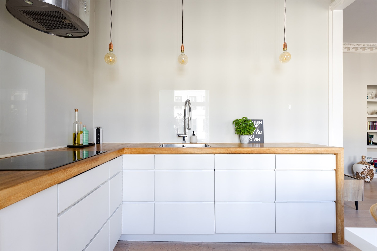 Glatte fronter og heltre benkeplate med oppvaskkum. Galleribilde