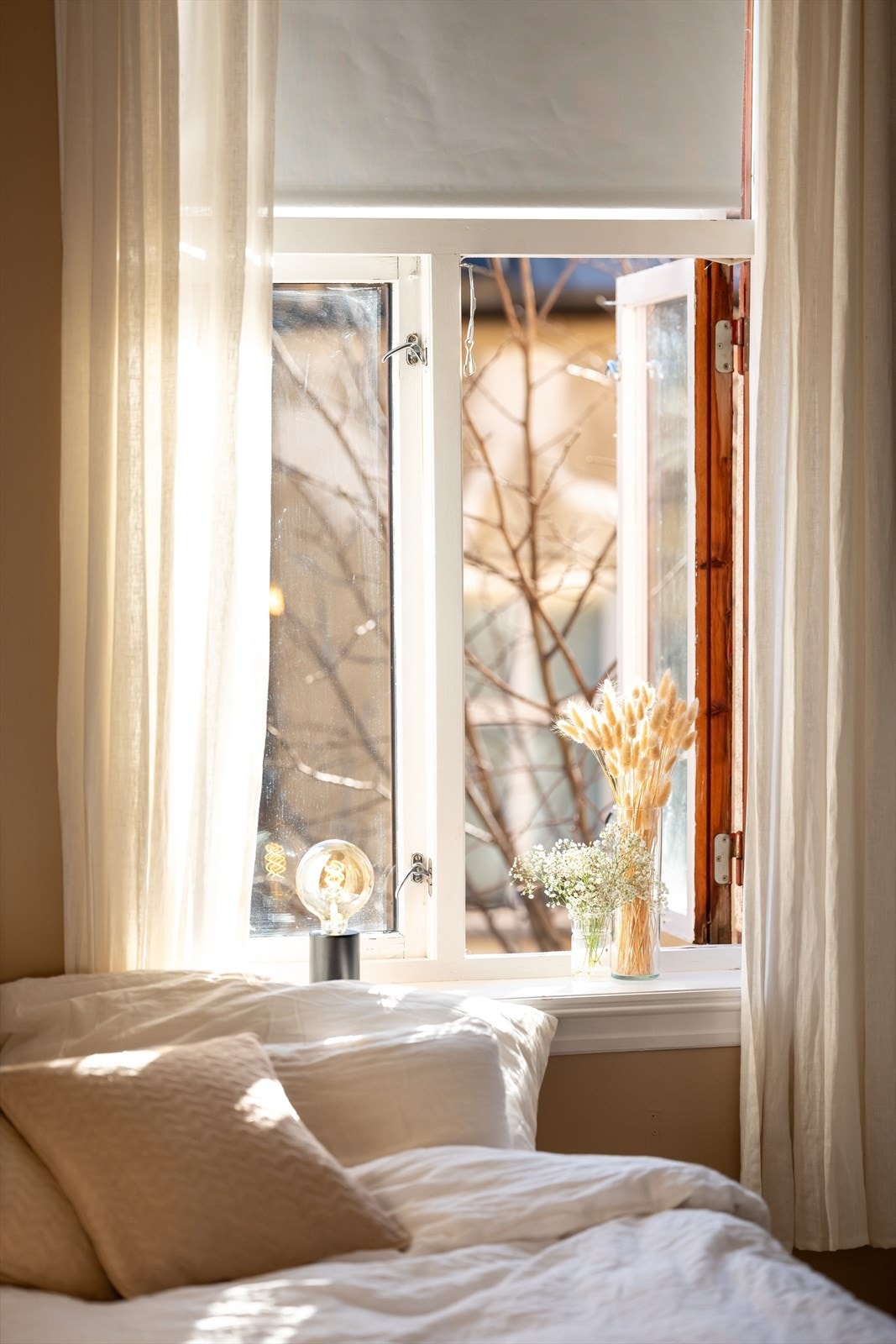 Stor vindusflate i kombinasjon med takhøyden gir rommet en lys og luftig atmosfære. Galleribilde