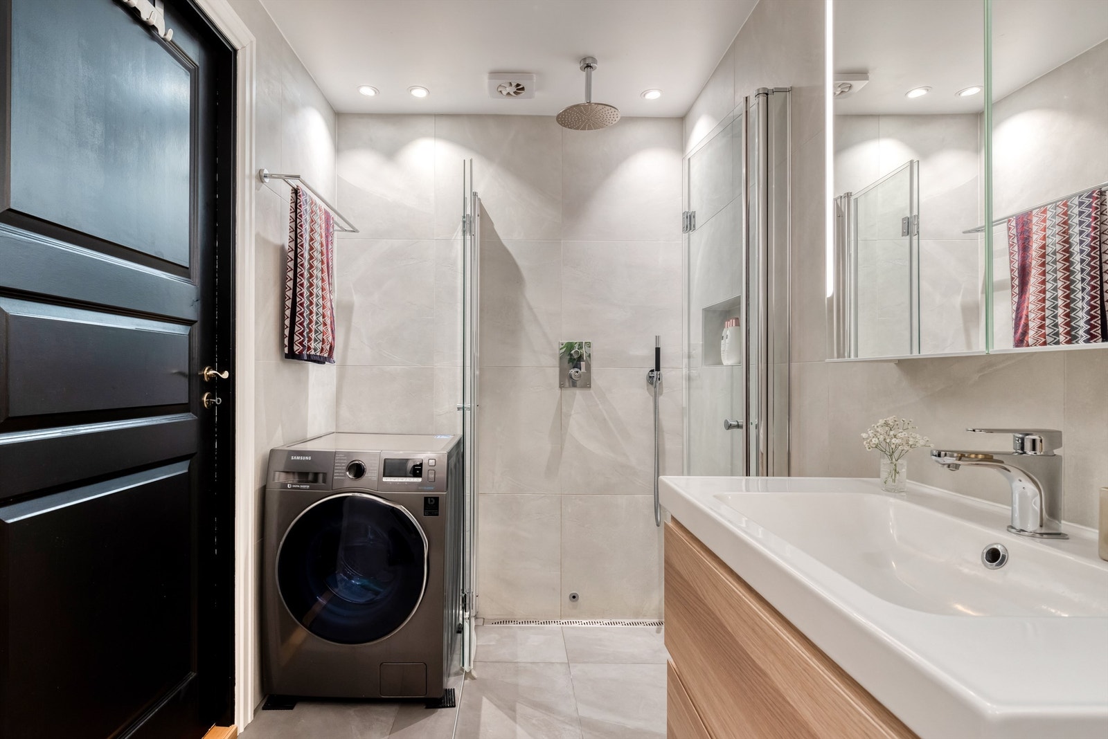 Det er opplegg og plass for vaskemaskin. Galleribilde