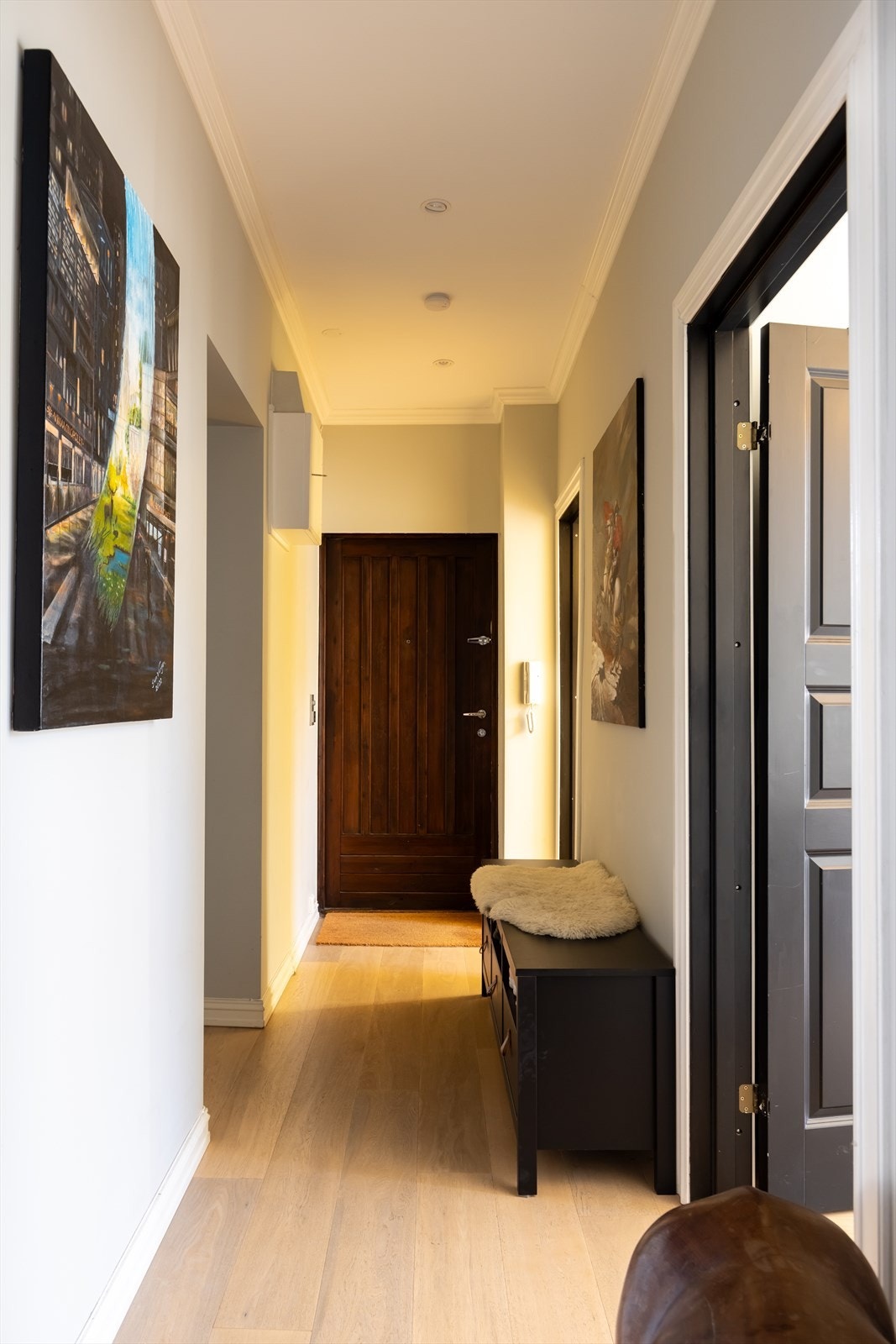 Romslig entré med god plass for klesoppheng og oppbevaring av sko. Galleribilde