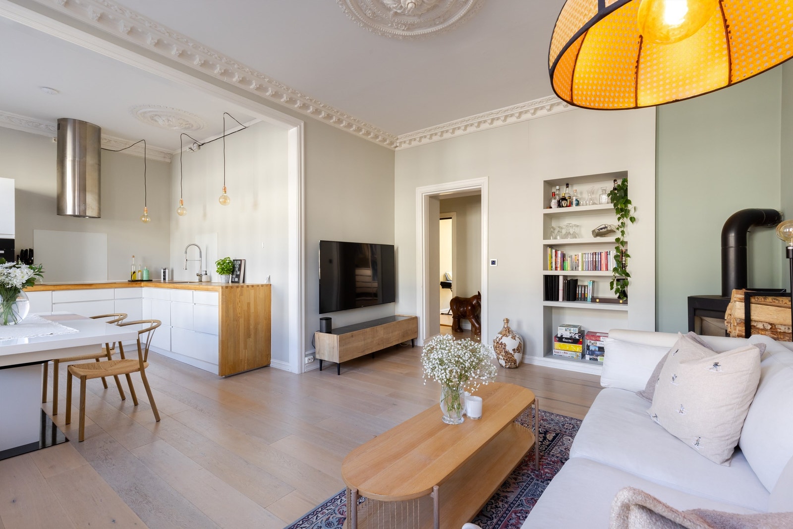 Det er god plass til sofaseksjon, stoler, bord og tilhørende mediemøblement. Galleribilde