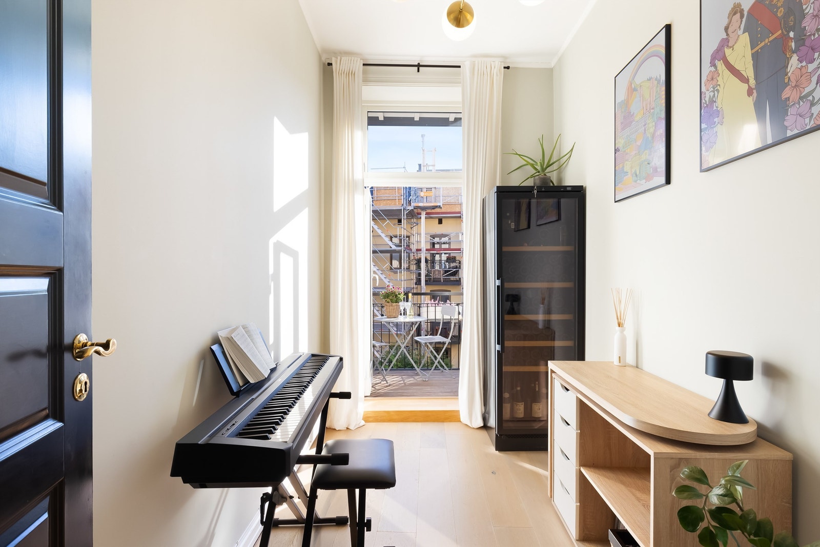 Leiligheten har tre gode soverom. Fra dette soverommet er det utgang til leilighetens balkong. Galleribilde