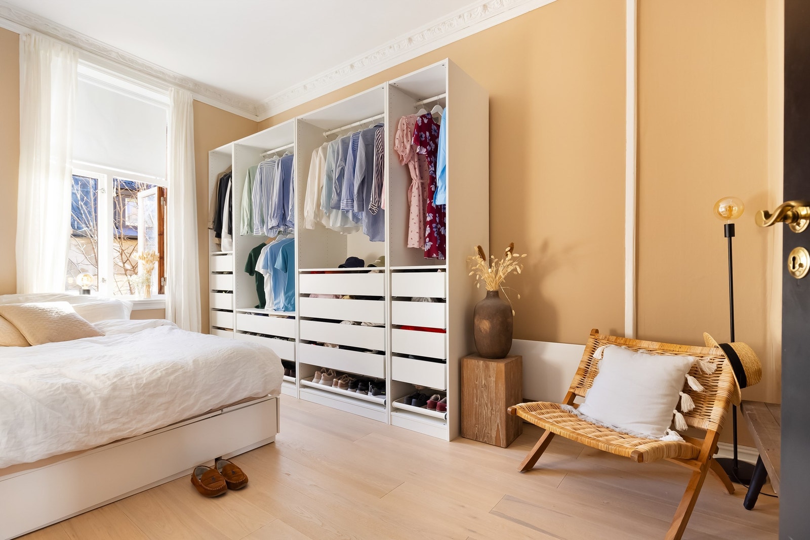 God plass til dobbeltseng, tilhørende nattbord på begge sider og garderobeskap. Galleribilde