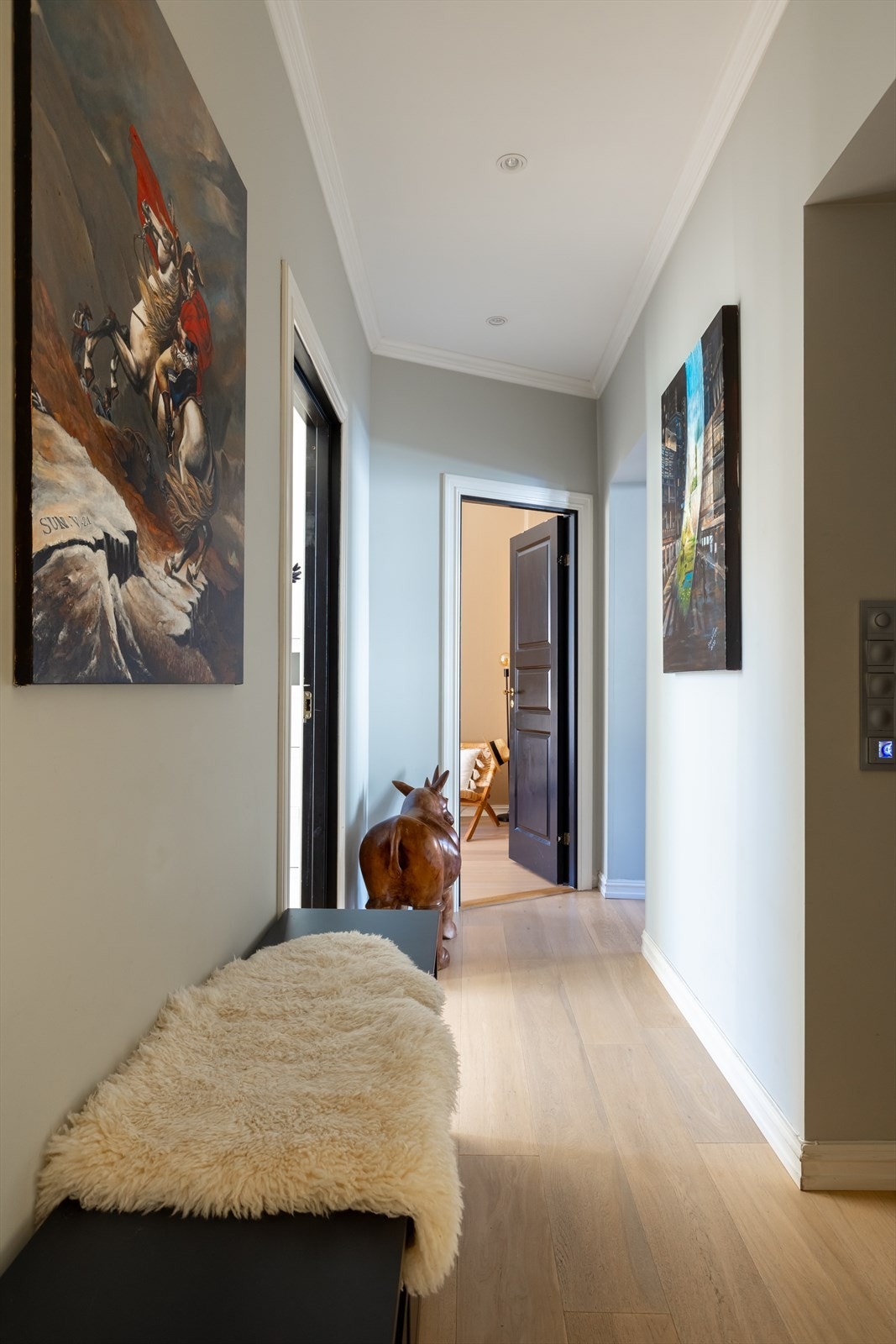 Leiligheten har adkomst via felles trappeoppgang med dørcalling. Galleribilde