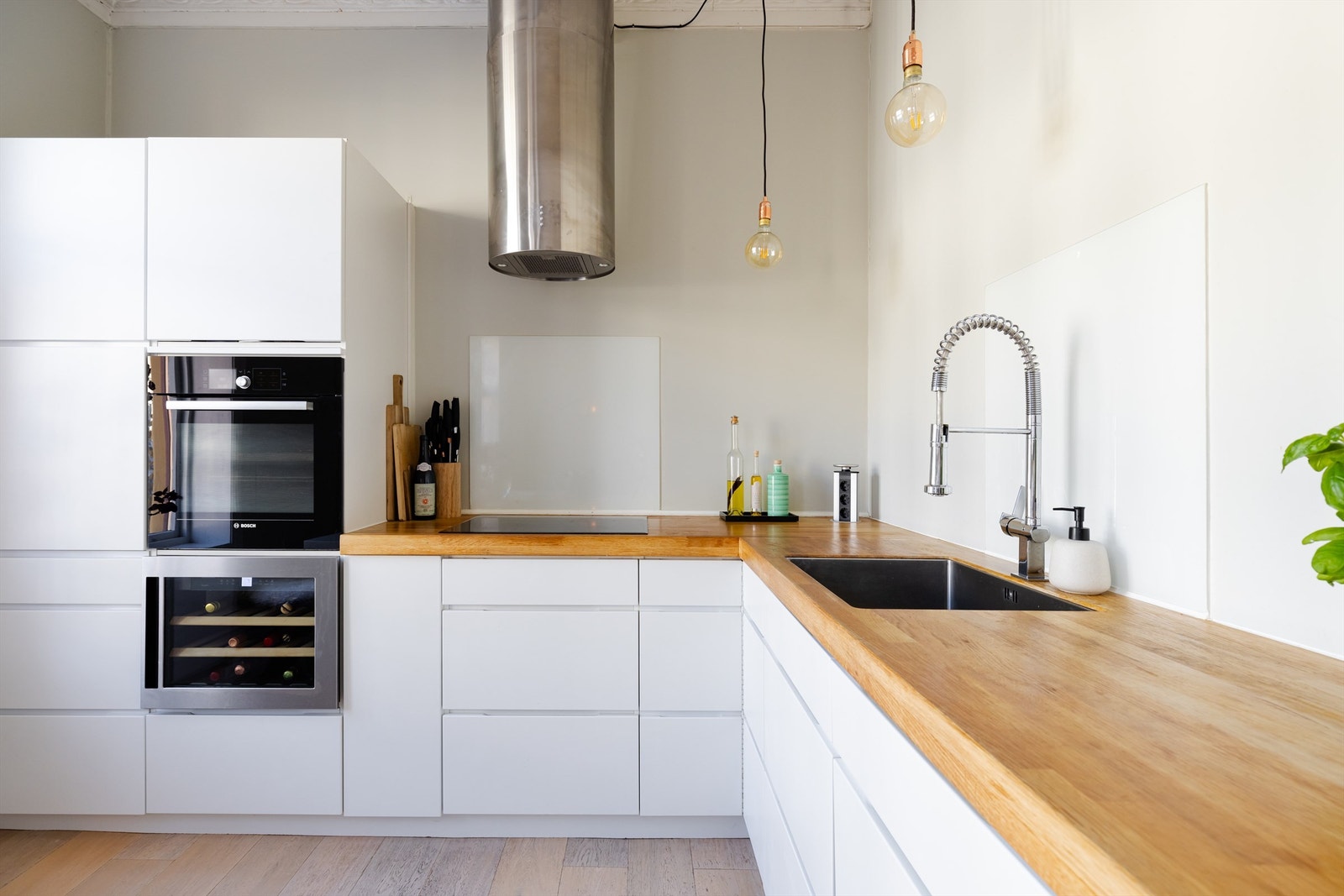 Integrerte hvitevarer bestående av kjøleskap med fryser, stekeovn, vinskap, samt oppvaskmaskin. Galleribilde