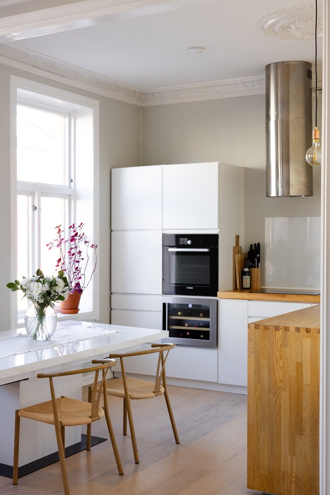 Godt med lysinnslip fra store, klassiske vinduer. Galleribilde