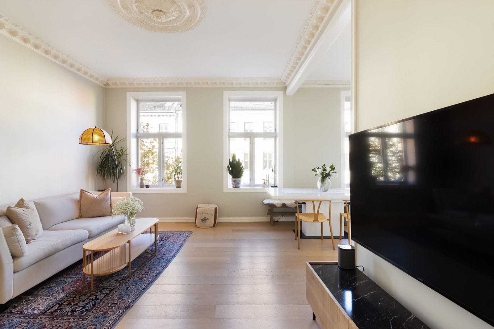 Store vindusflater slipper inn rikelig med naturlig lys. Galleribilde