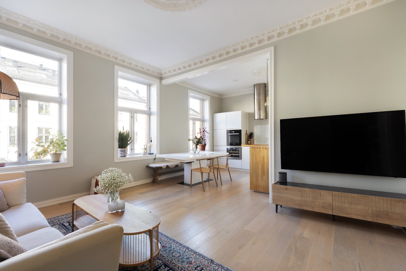 Lys og innbydende stue med god planløsning som gjør det enkelt å innrede. Galleribilde