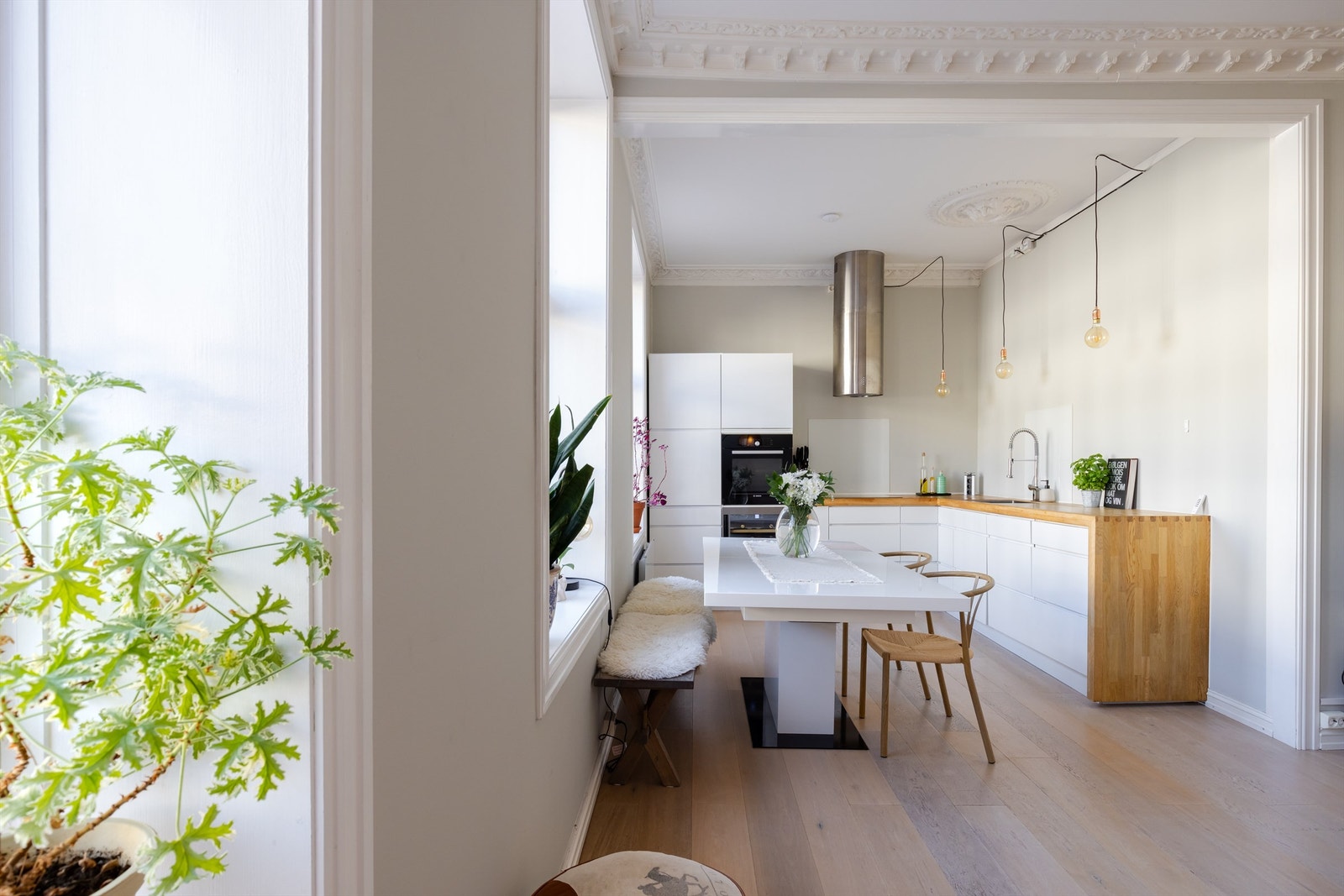 Naturlig plass til langbord mellom stuen og kjøkkenet. Galleribilde