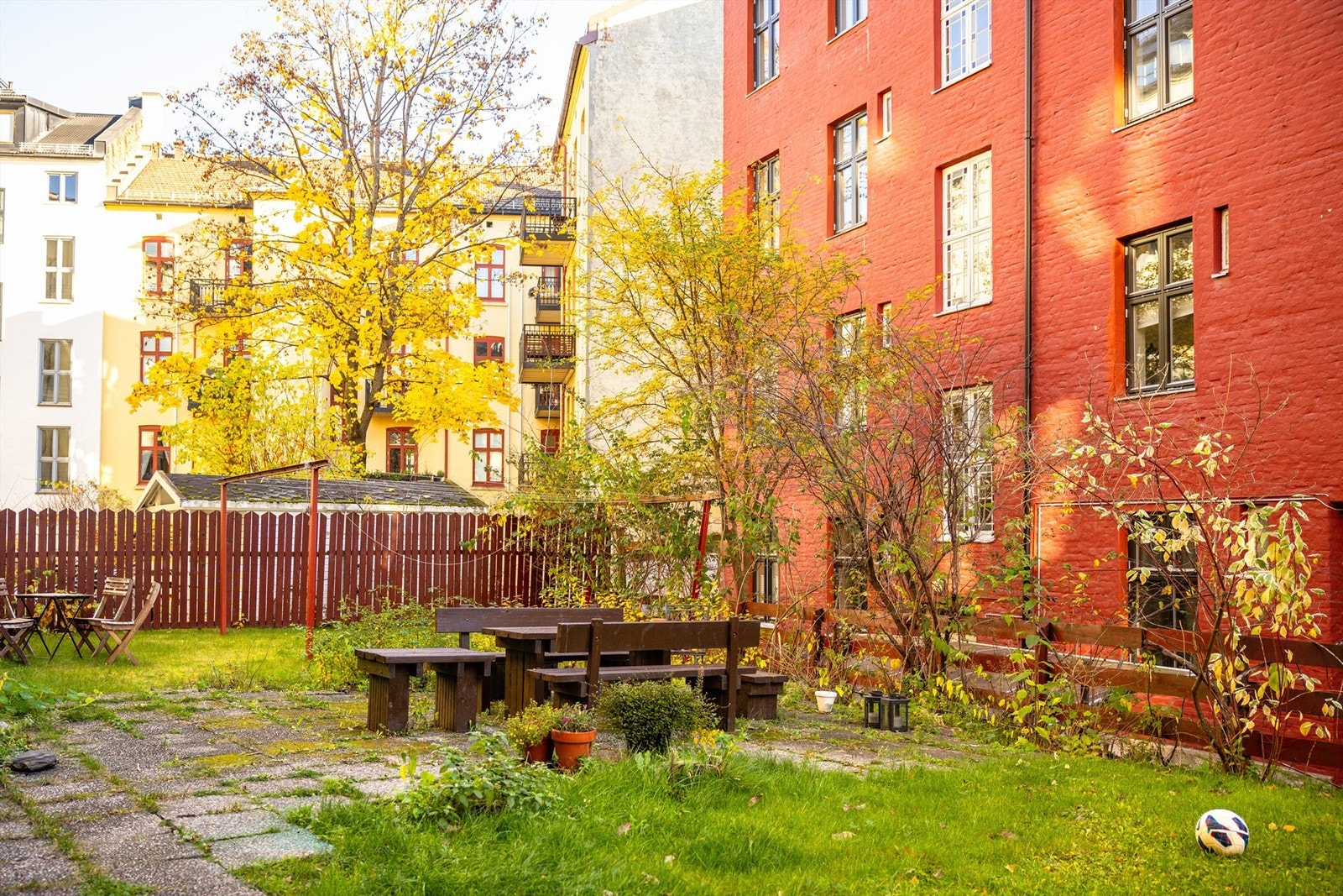Hyggelig bakgård som er opparbeidet med diverse beplantning, prydbusker og steinbelagte gangbaner. Galleribilde