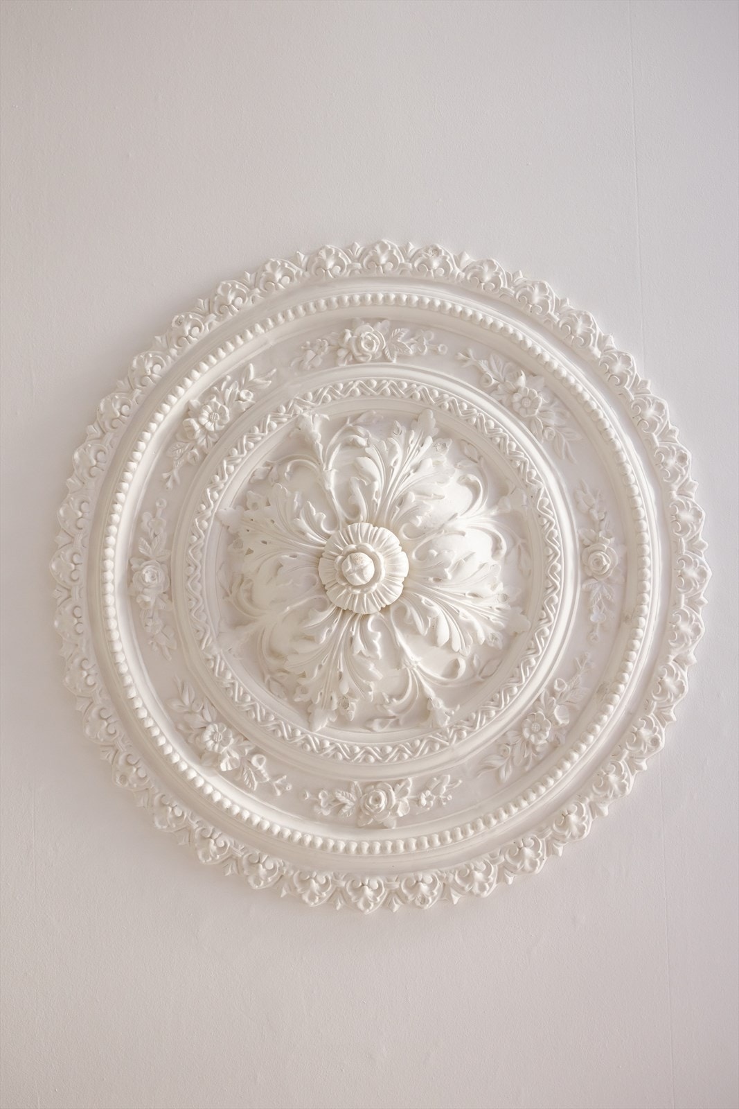 Det er en nydelig original rosett sentralt i himlingen i stuen. Galleribilde