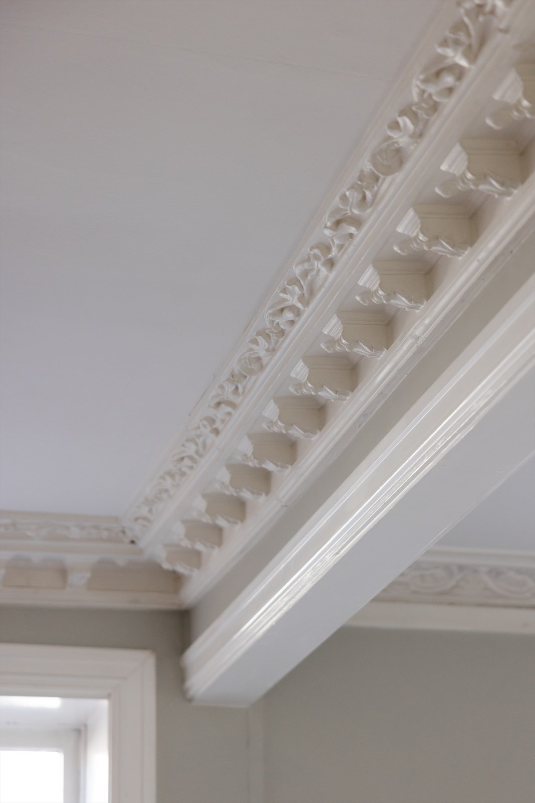 Det er lekker stukkatur i både stue og kjøkken. Galleribilde